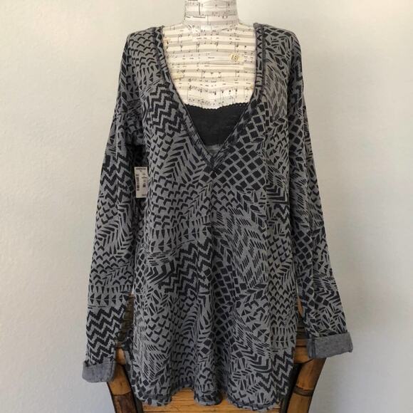 Aeropostale Thermal V-back Grey Geometric Print Tunic Top, size Medium - Picture 11 of 11